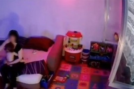 Tuče ženu dok drži dijete u krilu (UZNEMIRUJUĆI VIDEO)