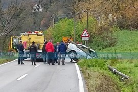 BMW-om prepolovili betonski stub pa sletjeli u kanal