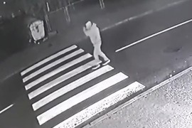 Uznemirujući video iz Brčkog: Automobil na pješačkom prelazu ...