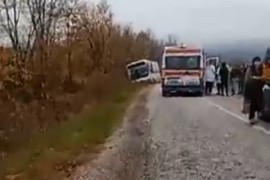 Nezgoda kod Kragujevca, proklizao autobus (VIDEO)