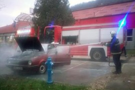 Zapalio se automobil na parkingu