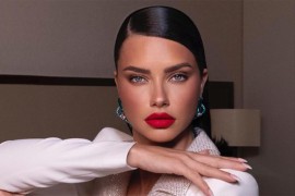 Adriana Lima pozirala sa zastavom Srbije (FOTO)