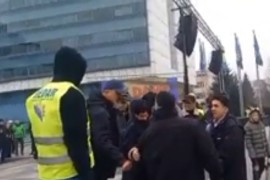 Zamalo sukob na protestima ispred Parlamenta BiH: Prodali ste se (VIDEO)
