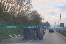 Saobraćajka kod Doboja, vozilo prevrnuto na putu (VIDEO)
