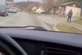 Namjerno udara čovjeka autom i sve to snima (UZNEMIRUJUĆI VIDEO)