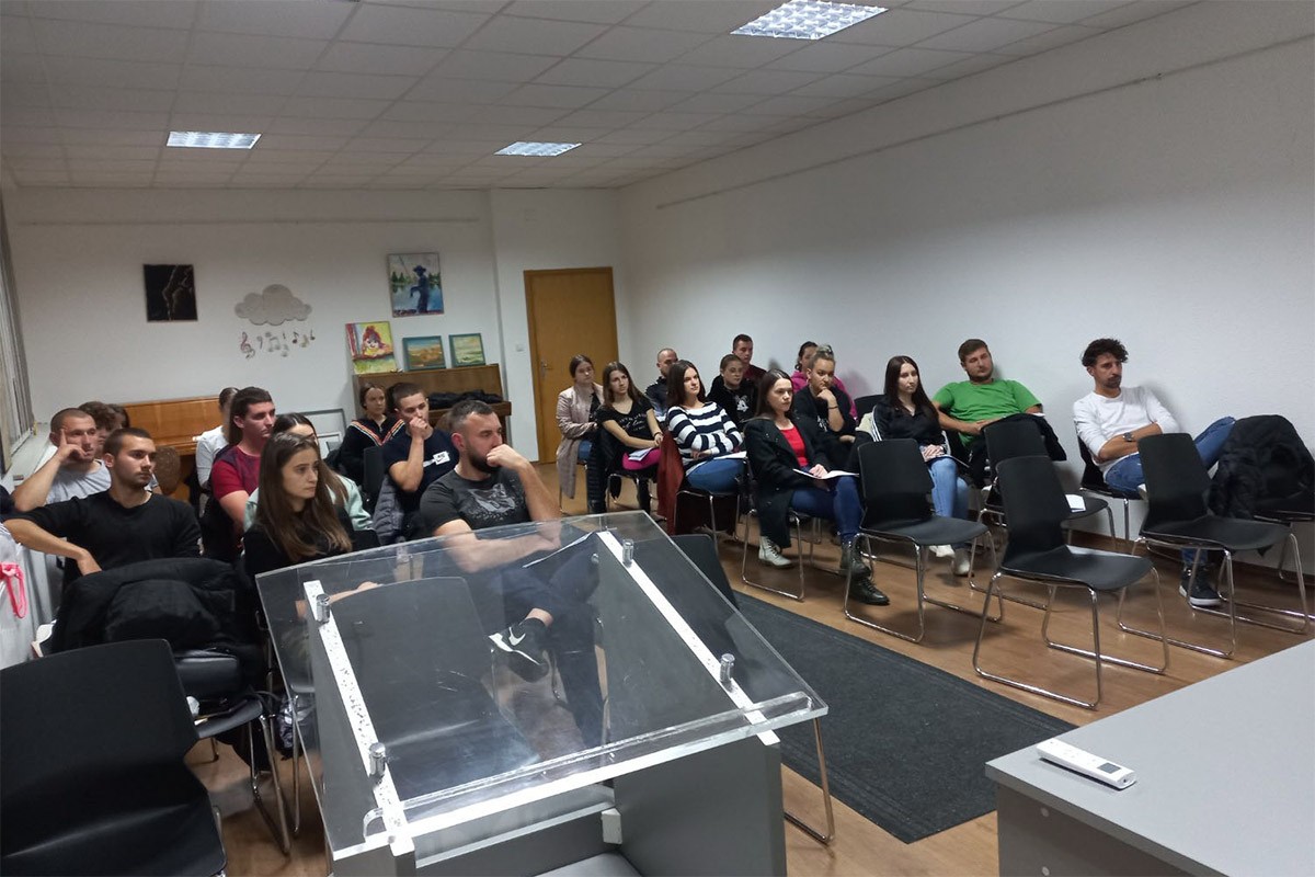 Profesionalci iz ansambla "Kolo" obučavaju lokalne folkloraše