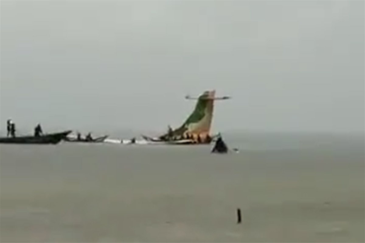 Avion se srušio u jezero Viktorija, spasioci na terenu (VIDEO)
