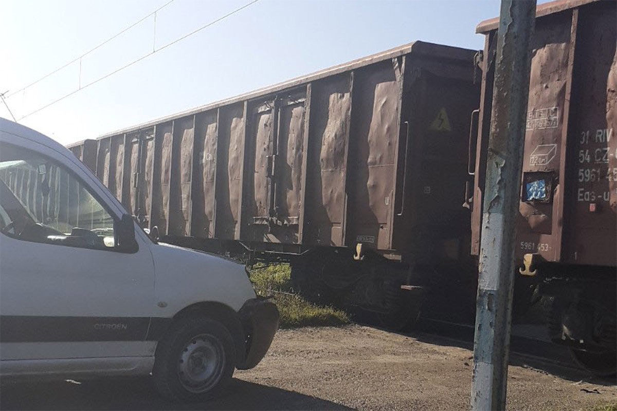 Voz udario u vozilo kod Doboja, mašinovođa uzalud kočio