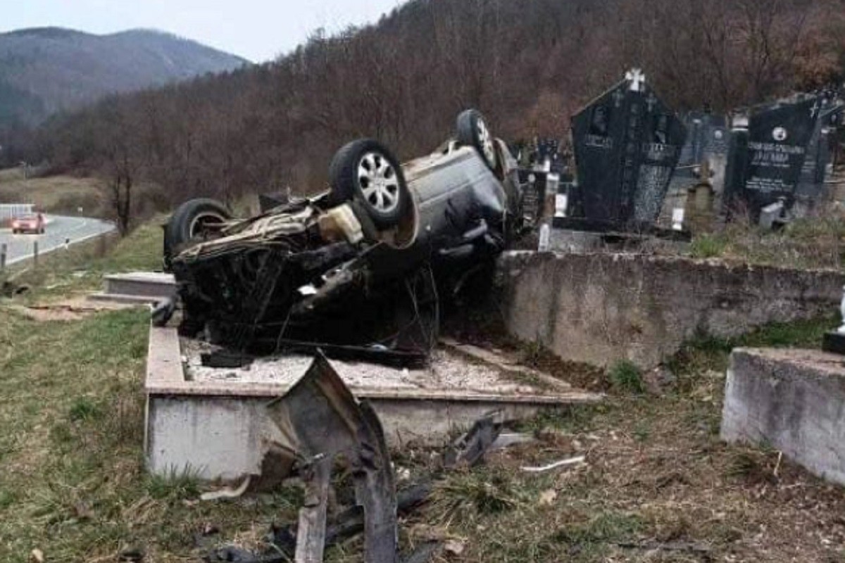 Uletio autom na seosko groblje (FOTO)
