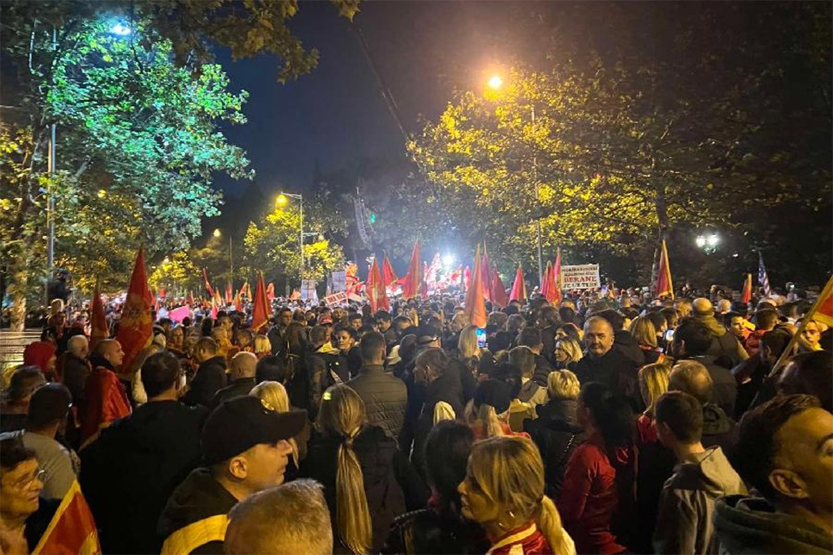 Protest u Podgorici, na ulicama i oklopna vozila