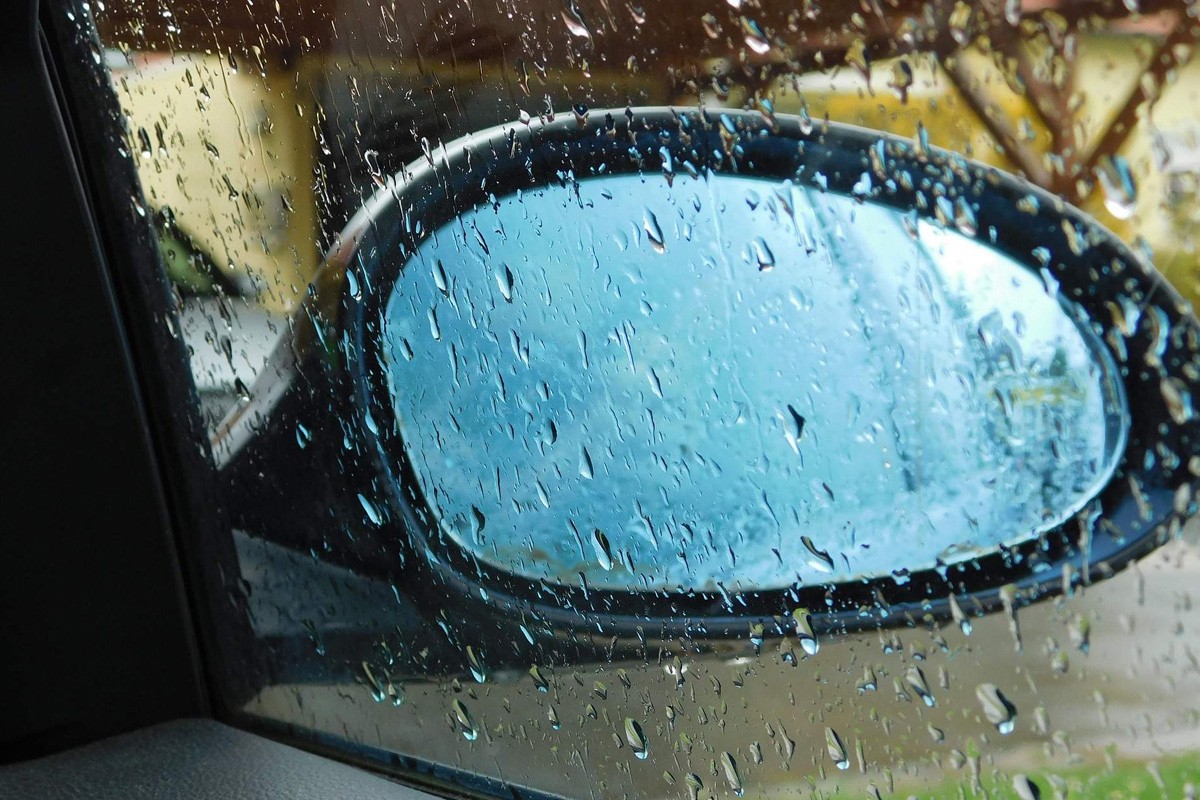 Na parkingu razbijeni retrovizori na sudskoj škodi i vozilima iz Srbije