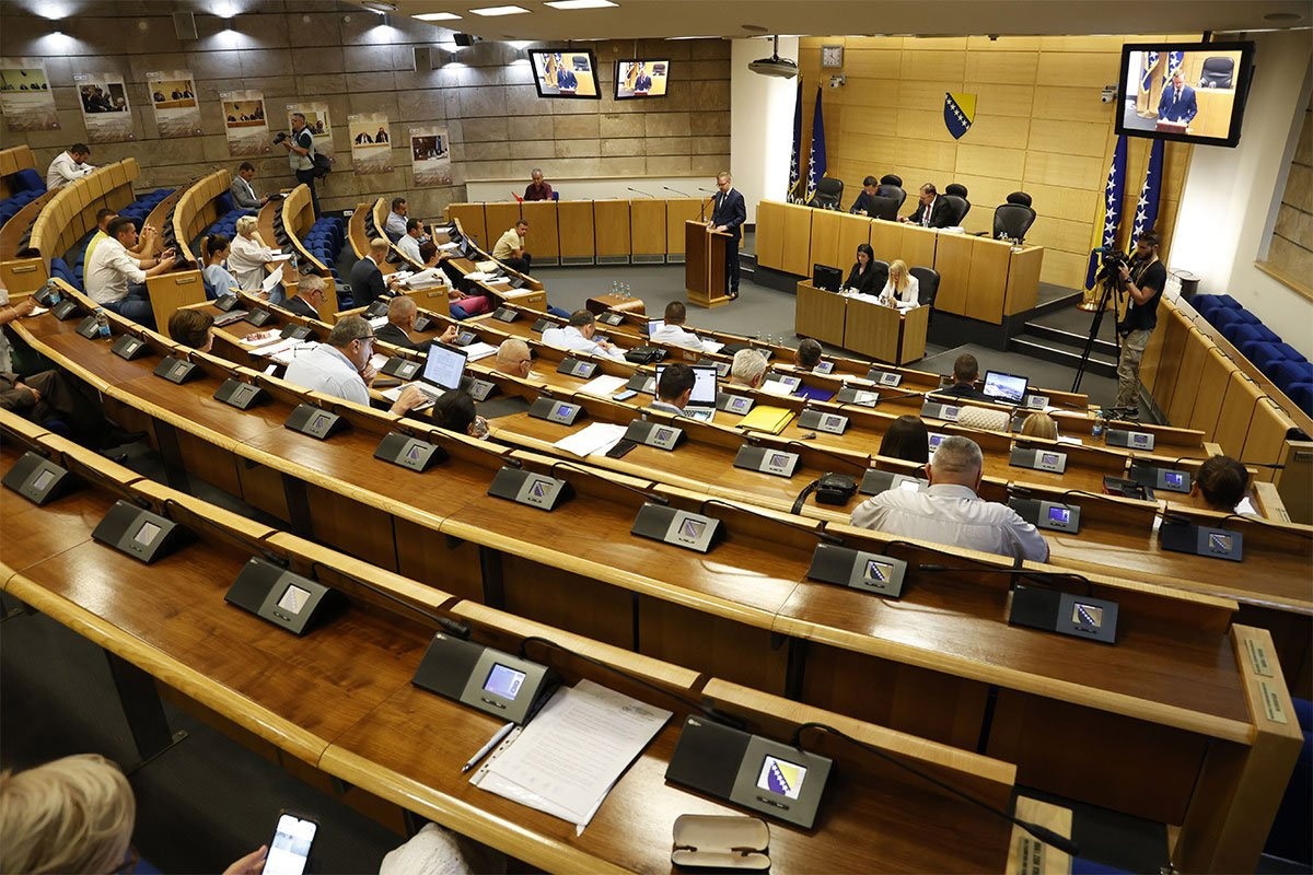 Optužen bivši delegat: U naloge pisao da vozi svoj automobil, a nije imao ni vozačku