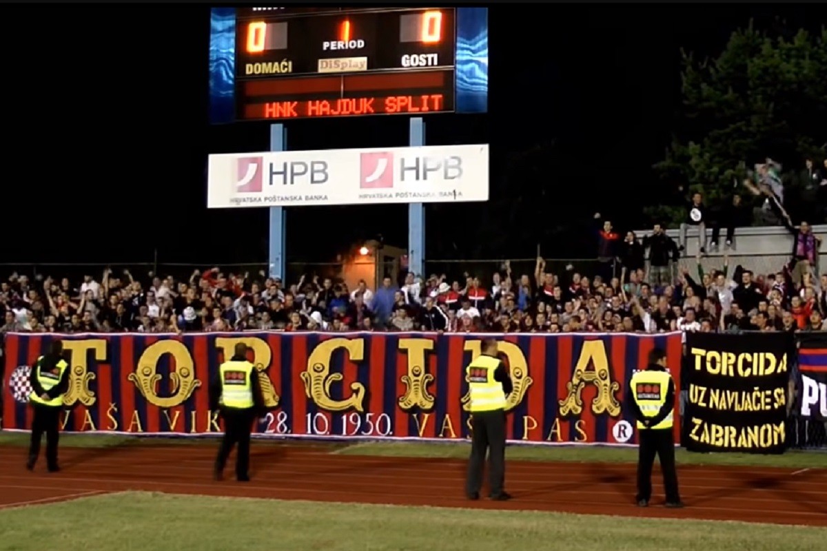 Torcida prekinula meč, navijači dva puta pogodili sudiju u glavu