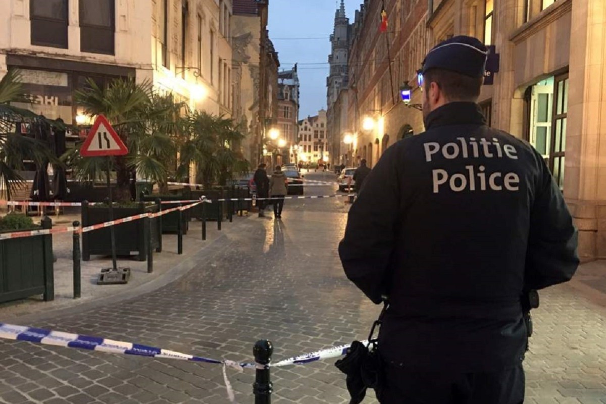 Jedan policajac izboden na smrt, drugi povrijeđen