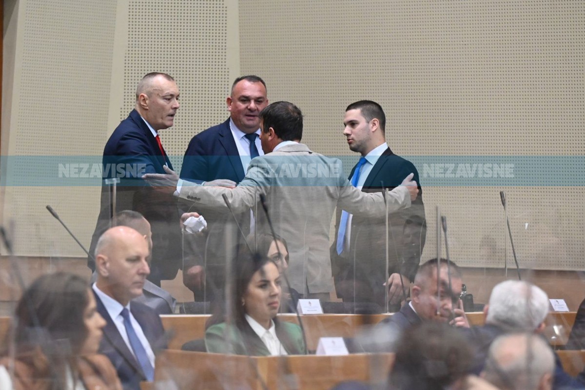 Vukanović unio transparent u Skupštinu, svađao se sa obezbjeđenjem (VIDEO)