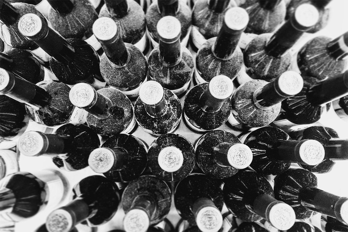 Iz podruma ukrao flaše alkohola i kofer da ih ponese
