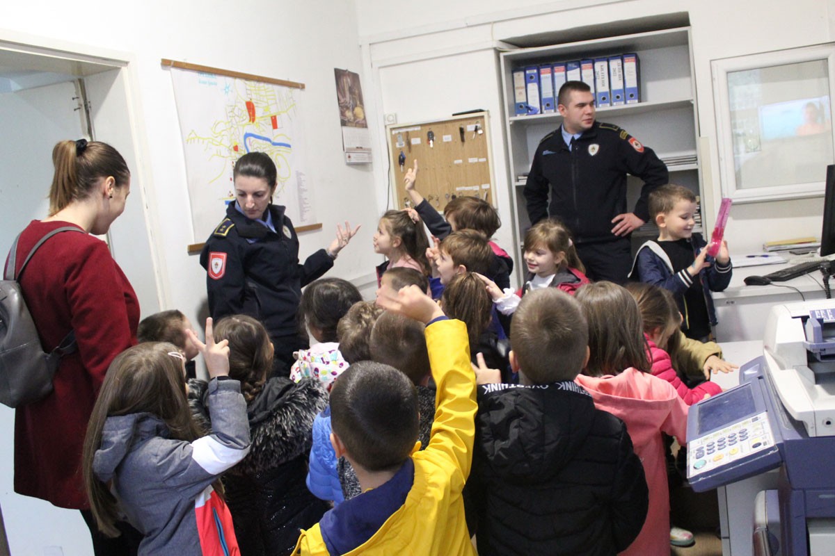 Mališani se družili sa policajcima