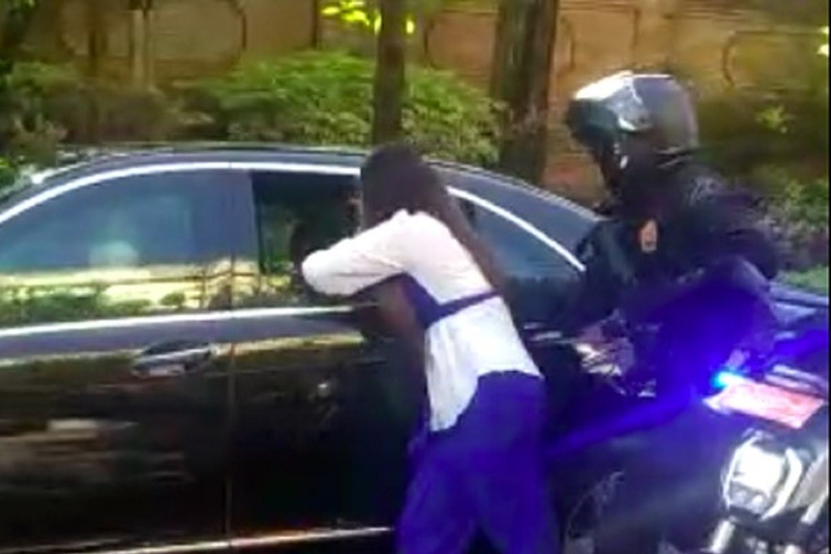 Probila kordon policije da se rukuje s predsjednikom