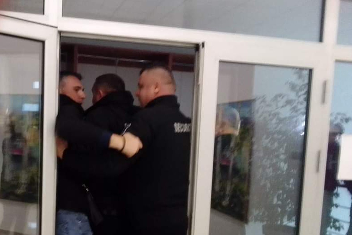 Ne smiruju se strasti u Novom Gradu: Obezbjeđenje nije dozvolilo ulazak opoziciji na sjednicu