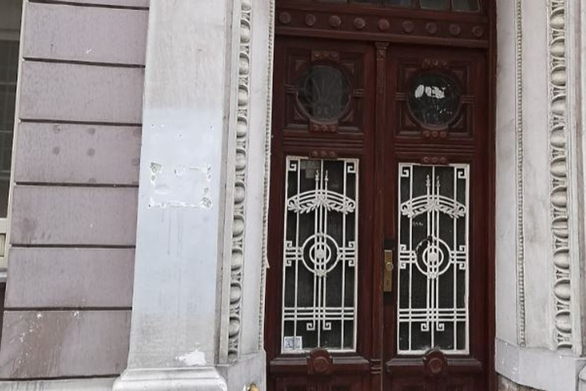 Incident u Sarajevu: Uništili ćirilične i latinične ploče na zgradi "Prosvjete"