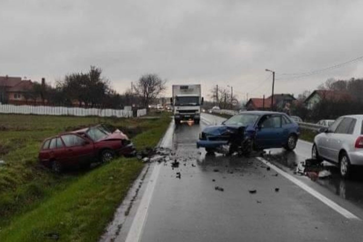 Sudar tri vozila kod Bijeljine, petoro povrijeđenih