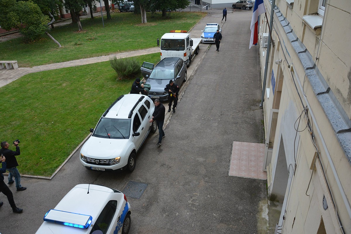 Objavljen snimak hapšenja osumnjičenih za proizvodnju i promet droge (FOTO, VIDEO)