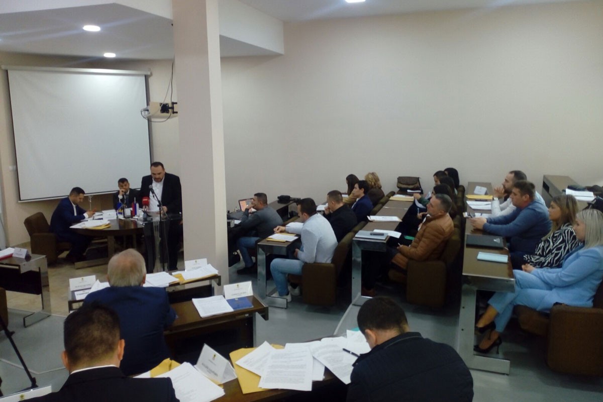 Dobojskim odbornicima tijesno: "Vrh društva sjedi u ćumezu"