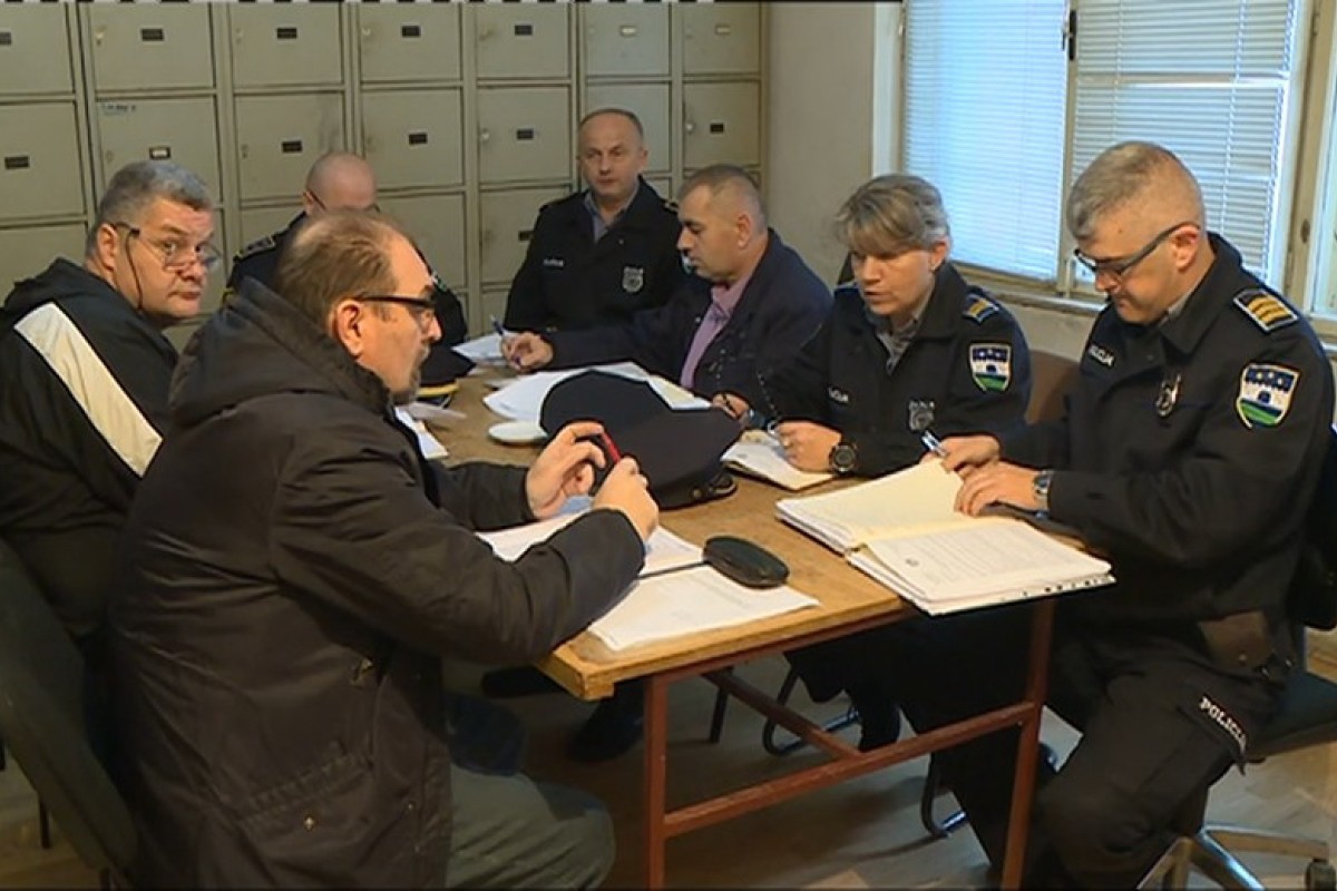 Policija radi u zgradi koja prokišnjava