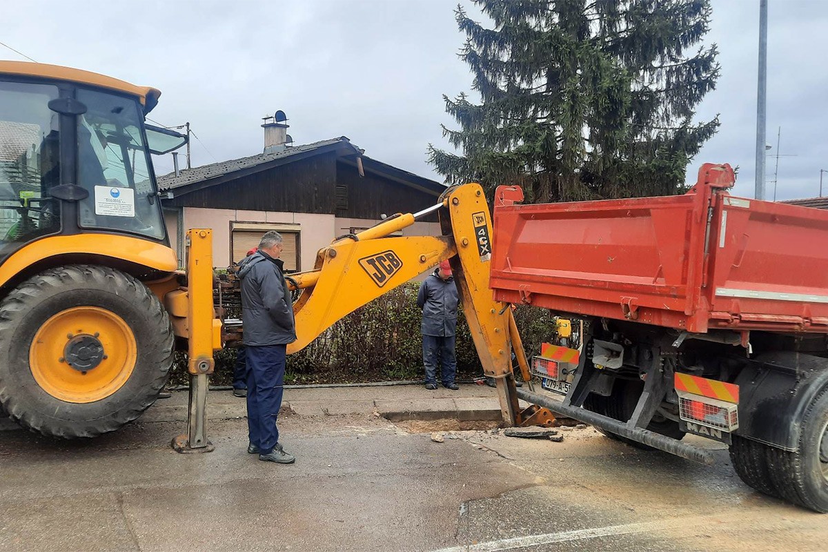 Pukla cijev u ulici koja vodi ka UKC