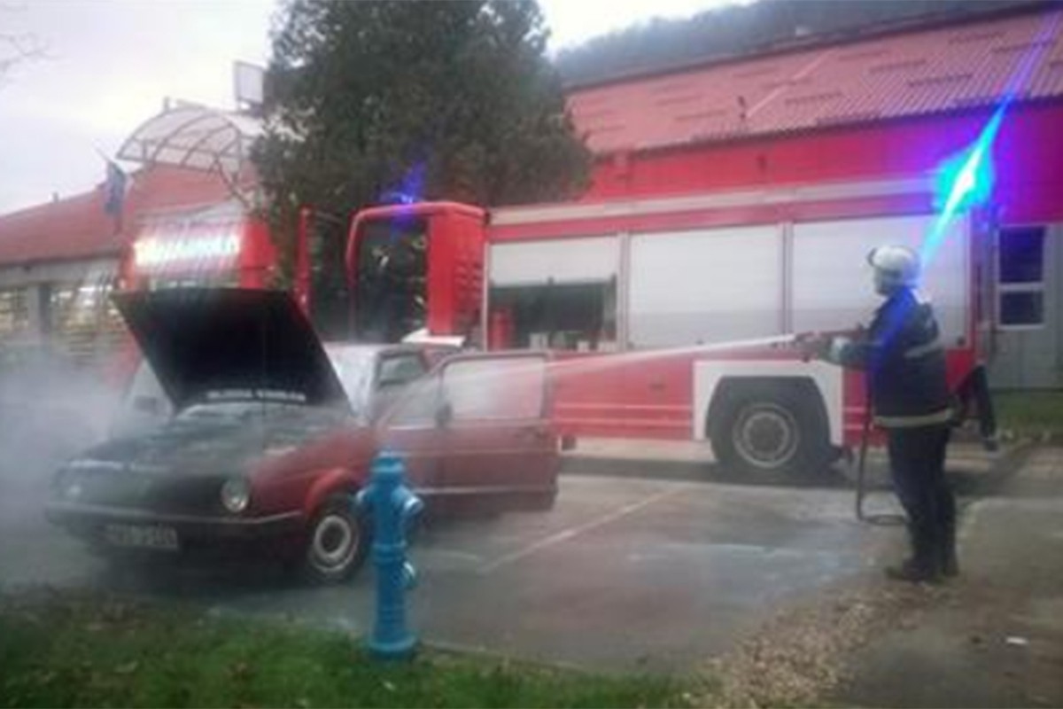 Zapalio se automobil na parkingu