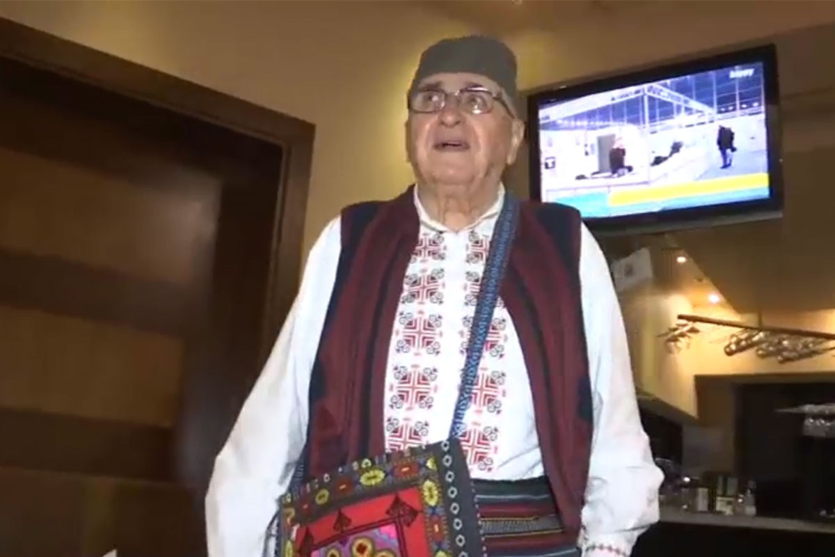 Decenijama uz reprezentaciju: Ima 81 godinu i bodri "orlove" u Kataru