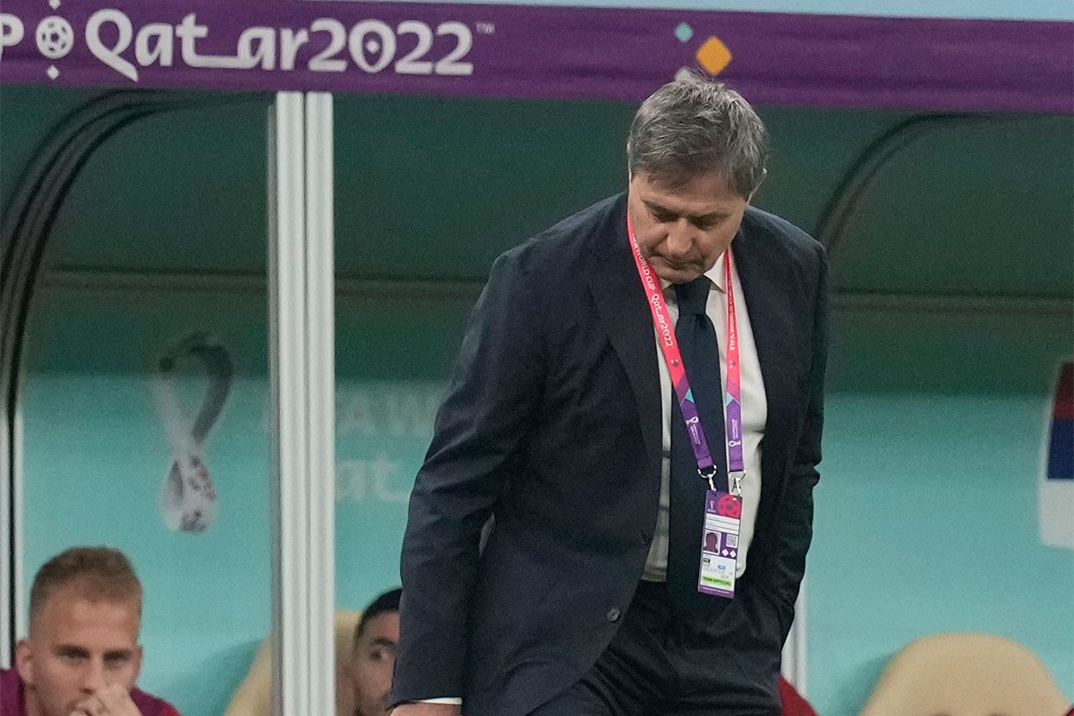Stojković bjesnio tokom utakmice, bacio sako i flašu vode (VIDEO)