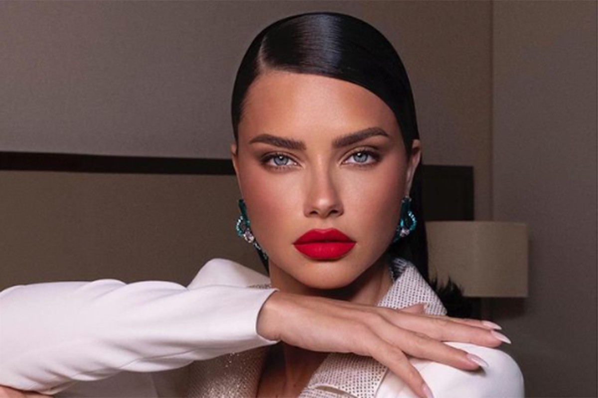Adriana Lima pozirala sa zastavom Srbije (FOTO)