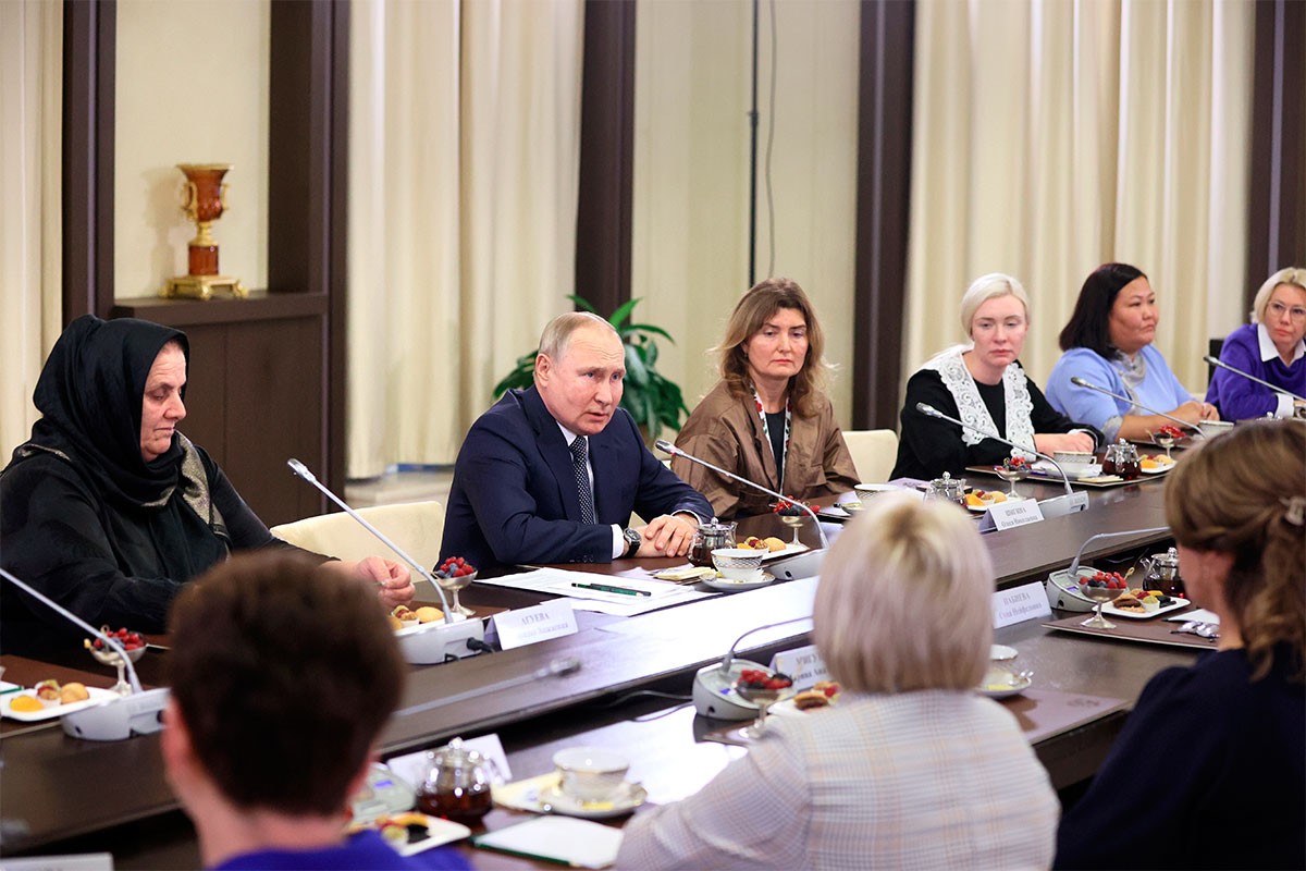 Putin majkama poginulih vojnika: Oni su pravi heroji