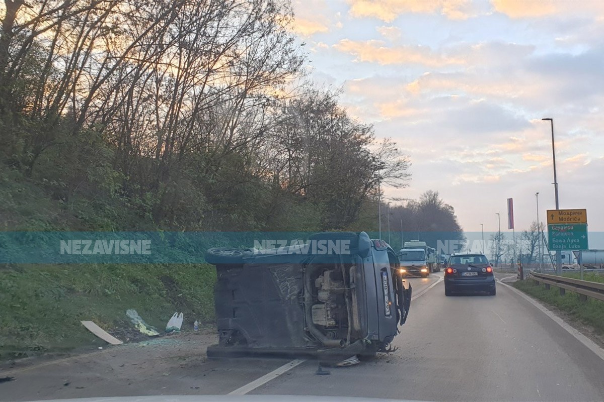 Saobraćajka kod Doboja, vozilo prevrnuto na putu (VIDEO)