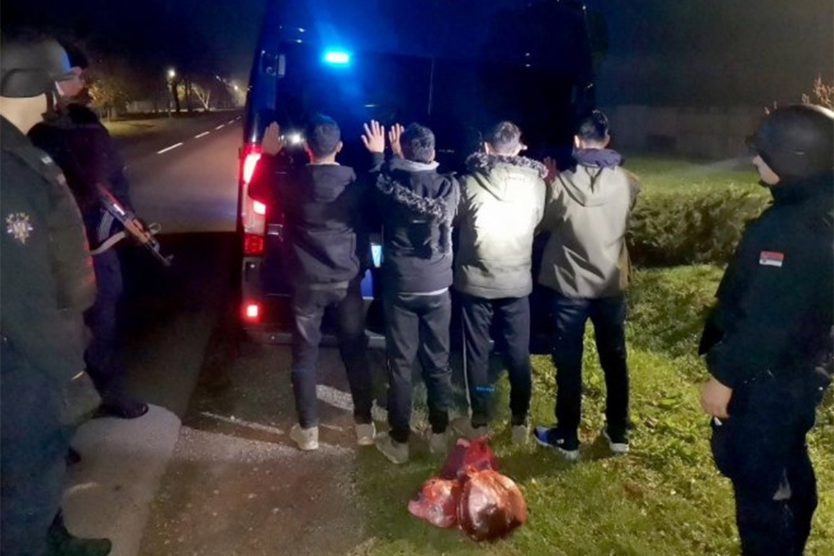 Policija Srbije kod migranta pronašla automatsku pušku (VIDEO)