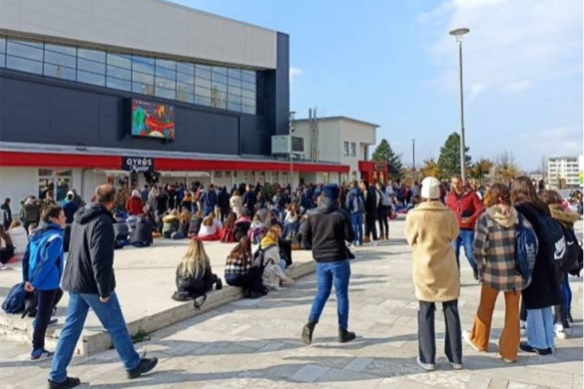 Građani Istočnog Sarajeva prate utakmicu reprezentacije Srbije na Trgu