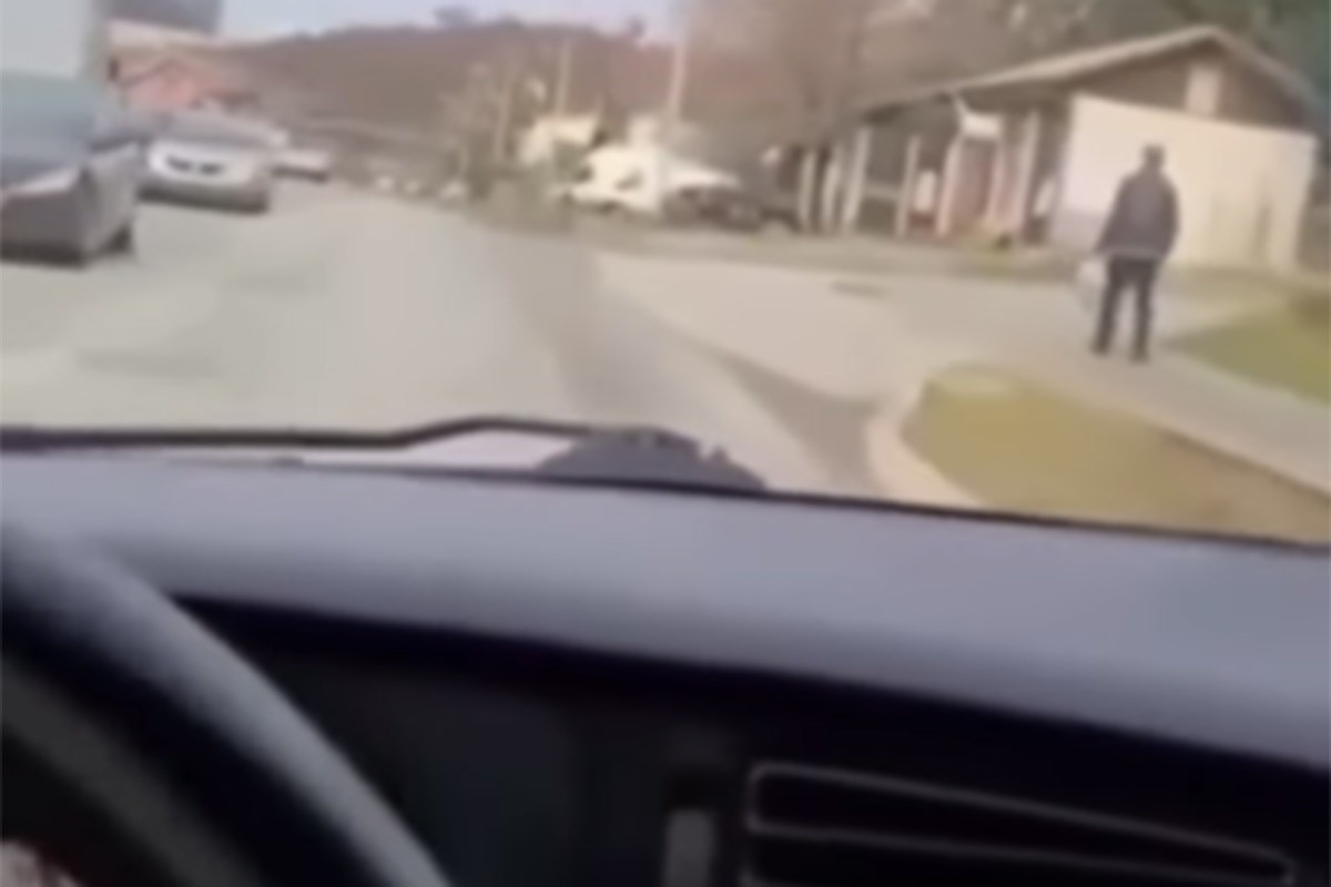Namjerno udara čovjeka autom i sve to snima (UZNEMIRUJUĆI VIDEO)
