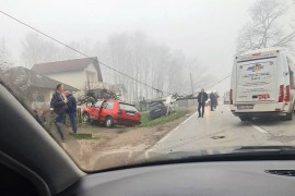Dva automobila završila u kanalu
