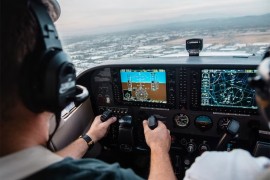 Laserom ometao pilota aviona