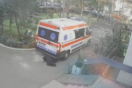 Vozilo Hitne pomoći udarilo ženu (UZNEMIRUJUĆI VIDEO)