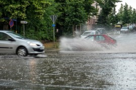 Ulice Moskve poplavljene nakon jake kiše (VIDEO)
