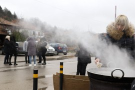 Srbi četvrtu noć proveli na barikadama