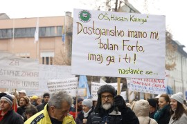 Protesti u Sarajevu: Demonstrant nasrnuo na premijera, intervenisala ...