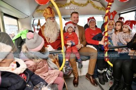 Sveti Nikola obradovao mališane u gradskim autobusima u Banjaluci