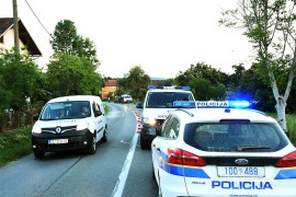 Troje djece i dva vozača povrijeđeni u sudaru, automobili u njivi