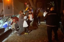 Autobusi puni migranata iskrcali se ispred kuće potpredsjednice SAD-a