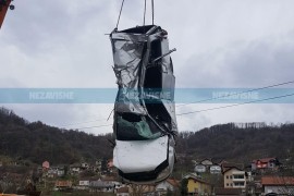 Pogledajte izvlačenje forda koji se zaglavio na stijenama u Banjaluci ...