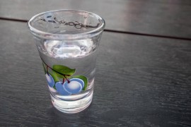 Dvojica muškaraca ukrali 20 litara rakije i pušku