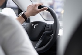 Vozio Teslu 110km/h i spavao, policija ga budila 15 minuta